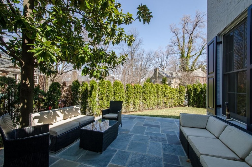 Khu sân vườn phía sau tràn ngập ánh sáng và nắng.