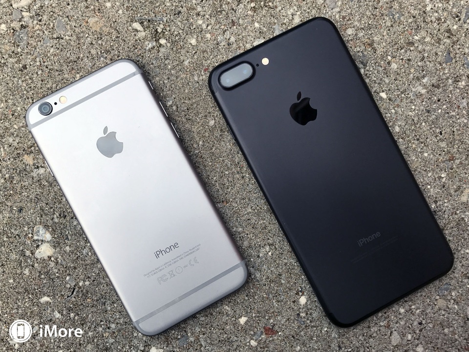 Tháng 9/2016, Apple cho ra mắt iPhone 7; và lại một lần nữa đón nhận nhiều ý kiến trái chiều. Đầu tiên đó là việc nó không sở hữu nhiều điểm mới về thiết kế so với những chiếc iPhone đã ra mắt từ năm 2014. Thứ hai, iPhone 7 loại bỏ đi jack cắm tai nghe 3,5mm quen thuộc khiến cho nhiều mẫu tai nghe trên thị trường trở nên vô dụng nếu không gắn kèm cáp chuyển đổi. Tuy nhiên, iPhone 7 vẫn có nhiều điểm nhấn như camera kép độc đáo, hay màu đen huyền Jet Black độc đáo.
