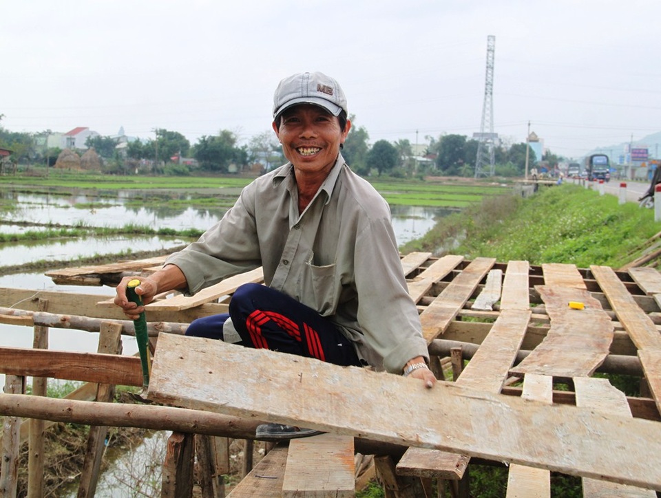 Dựng lều, che bạt ven Quốc lộ 1, thâu đêm bán mai Tết - 5 Cẩn trọng đóng từng chiếc đinh để ghép những tấm ván lại với nhau, anh Nguyễn Văn Lợi (46 tuổi, trú phường Bình Định), cho hay: “Mấy anh em làm đây đều là thợ hồ có tay nghề cả. Nhìn thì đơn giản, nhưng khi làm nếu không chắc từ móng thì khi đặt những chậu mai lên nặng sẽ lún sập. Giàn giáo mà bị sập, mai hư hỏng chủ vườn đòi bồi thường thì coi như đi tong ngày công, có khi còn bỏ tiền túi ra mà đền”.