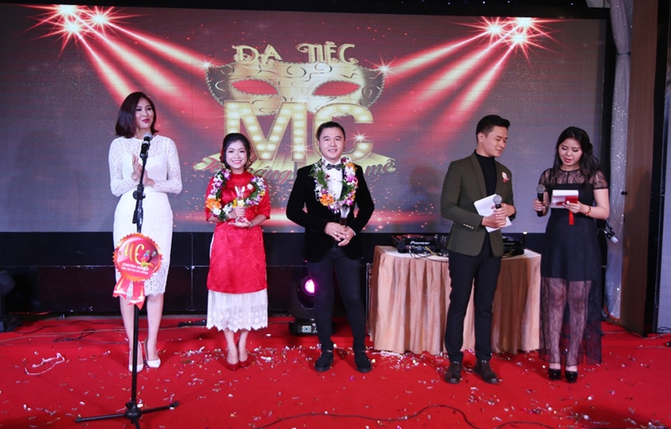 Người đẹp Đà thành hội tụ trong đêm tiệc của MC miền Trung - 5 Hoa khôi Diệu Ngọc gác mọi công việc tất bật cuối năm về chung vui và ủng hộ các MC ở quê nhà Đà Nẵng