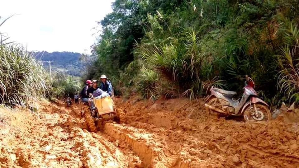 Thêm một nơi có cảnh giáo viên “tắm bùn” - 11 Bùn lầy như thế này xe máy khó có thể qua được