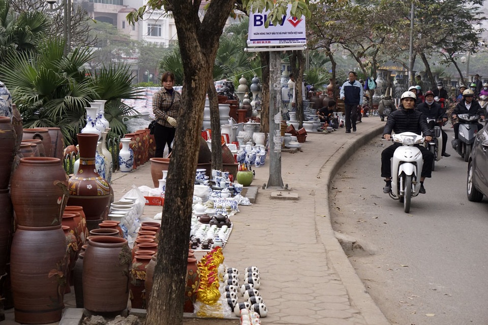 Không chỉ là cây cảnh, nhiều đoạn đường Láng cũng trở thành thiên đường cho người buôn bán lọ, bình, đồ gốm...