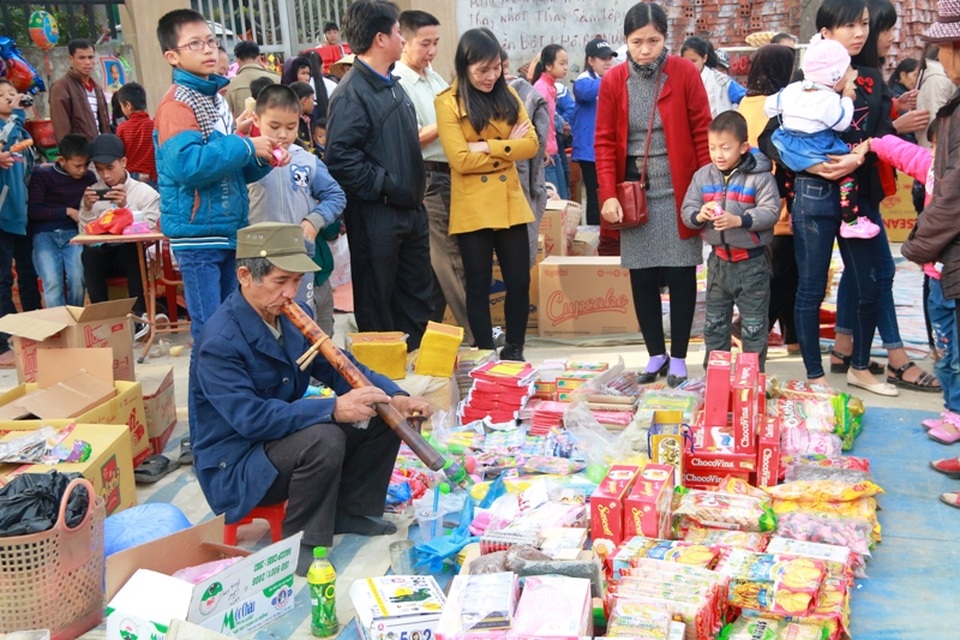 26 Tết đi chợ Thiều "mua may bán rủi" - 8
Gia đình đến chợ du xuân. Người làng Thiều quan niệm, dù có đi làm đâu xa thì cứ đến 26 tháng Chạp phải có mặt ở nhà để tham dự phiên chợ. Vì thế từ bao đời nay ở đây mới có câu ca dao: Bỏ con bỏ cháu chứ không bỏ 26 chợ Thiều.