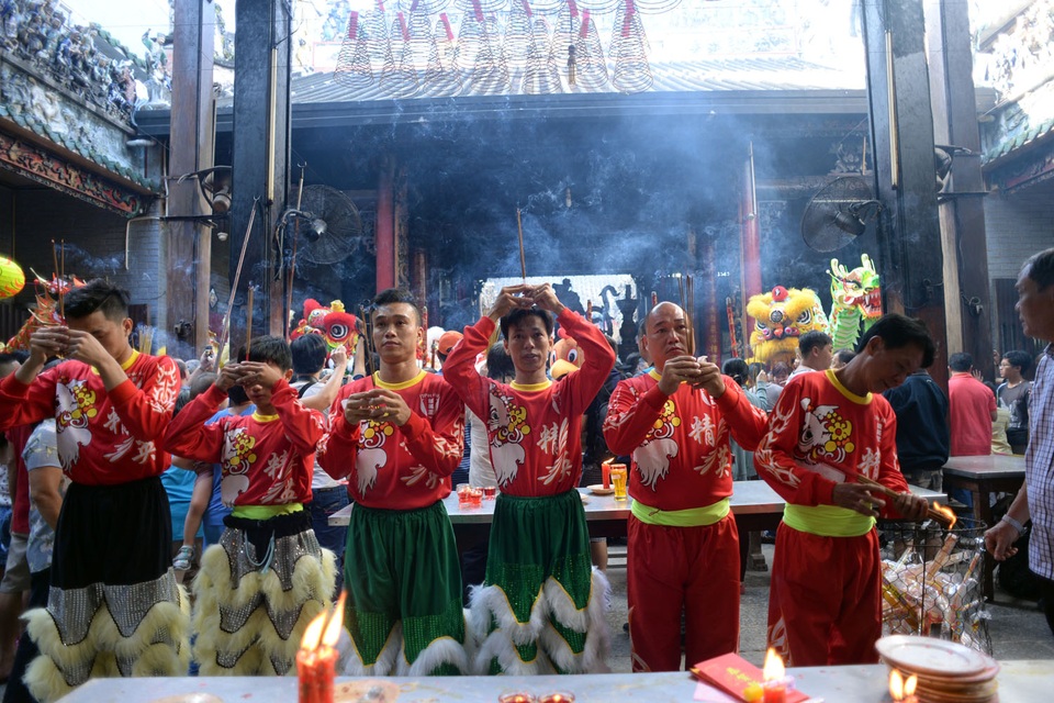 Lân sư rồng "nghinh tiếp" Đinh Dậu - 11 Những thành viên trong đoàn lân sư rồng thắp nhang tại chùa Bà trước khi đi biểu diễn.
