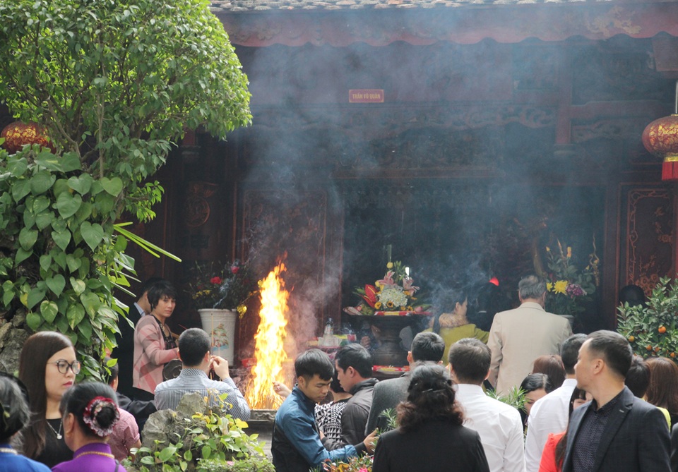 Người Hà Nội tấp nập đi chùa, đường phố ùn tắc kéo dài - 4 Người Hà Nội tấp nập đi chùa, đường phố ùn tắc kéo dài - 4
