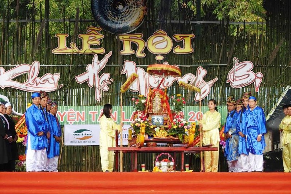 Rộn ràng lễ khai hạ Mường Bi - 1 Lễ khai hạ Mường Bi diễn ra vào các ngày 6,7,8 tháng Giêng âm lịch, là lễ hội truyền thống mang đậm nét văn hóa của người Mường.