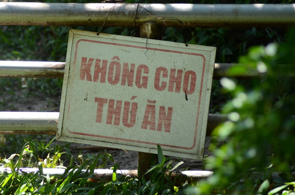 Đến Thảo Cầm Viên để… chọc phá thú (?!) - 7 Rất nhiều bảng cảnh báo treo trong sở thú.