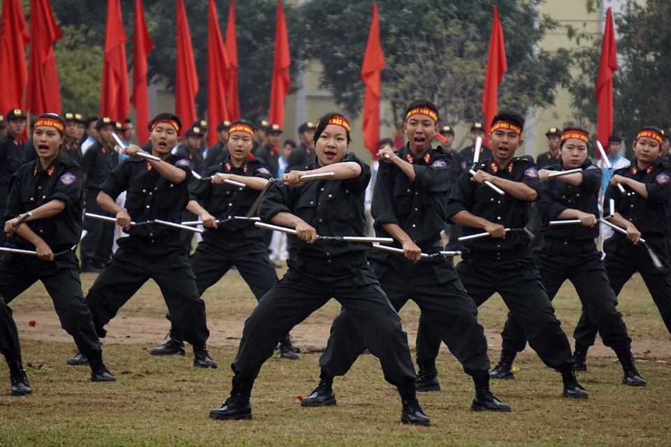 Những pha võ thuật "mình đồng da sắt" của cảnh sát đặc nhiệm - 11
Những cô gái của Tiểu đoàn Cảnh sát Đặc nhiệm số 1 trong bài quyền với côn nhị khúc.