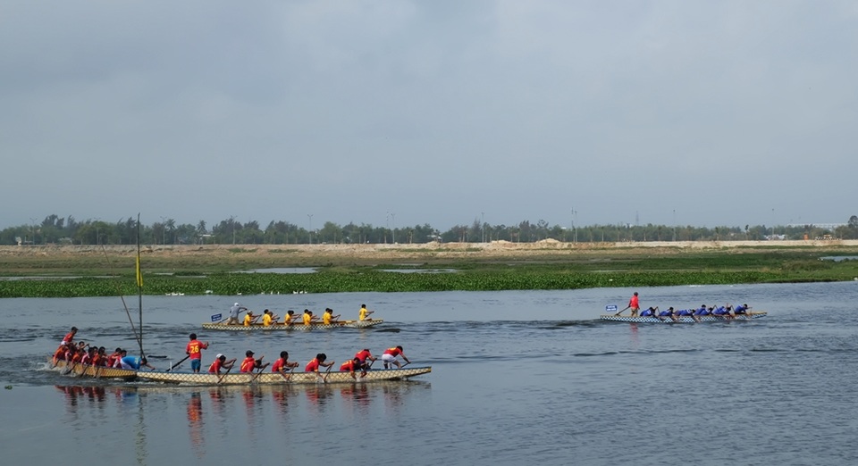 Hội đua thuyền là một trong những hoạt động sôi nổi nhất của lễ hội