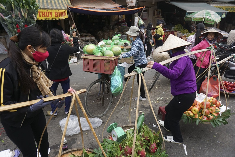 Chợ cóc Hà Nội trong chiến dịch dọn dẹp vỉa hè - 12 Chợ cóc Hà Nội trong chiến dịch dọn dẹp vỉa hè - 12