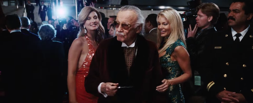Tony Stark tưởng lầm Stan Lee là… “ông trùm Playboy” Hugh Hefner trong “Iron Man” (Người Sắt - 2008).
