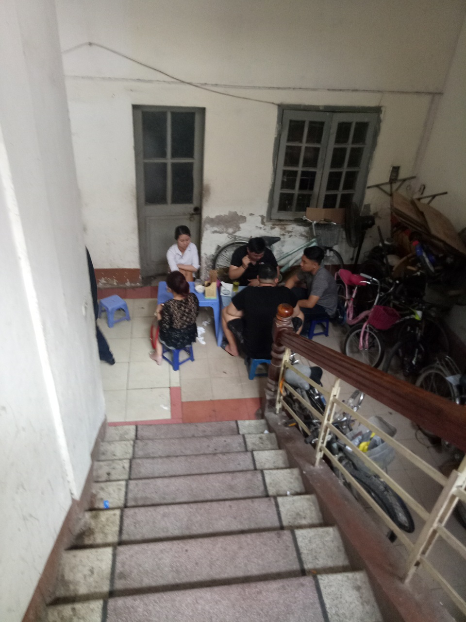 Hà Nội: Hàng quán “dạt” hành lang chung cư sau “cơn lốc” quét vỉa hè - 9 Bàn ghế được kê chật kín mọi ngõ ngách