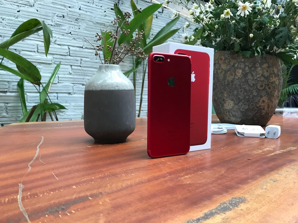 Trên tay iPhone 7 Plus màu đỏ vừa xuất hiện ở Hà Nội, giá 25 triệu đồng - 1 Trên tay iPhone 7 Plus màu đỏ vừa xuất hiện ở Hà Nội, giá 25 triệu đồng - 1
