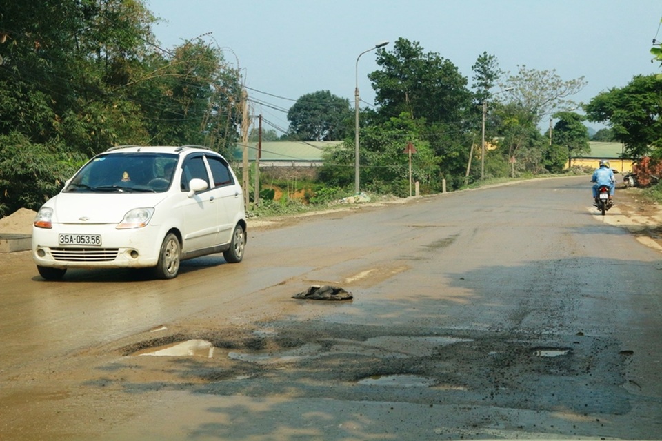 Ninh Bình: Xe tải hoành hành, quốc lộ 12B nát như… tương - 5 Không chỉ người dân sống 2 bên đường chịu ô nhiễm bụi bẩn mà người và phương tiện tham gia giao thông cũng rất khổ sở khi đi trên con đường đầy những ổ voi ổ gà như thế này.