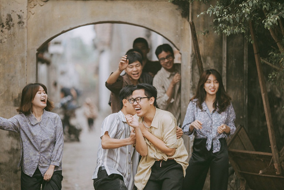 Bộ ảnh kỷ yếu như thời bao cấp của sinh viên Hà Nội gây sốt mạng - 3 Là những người yêu nhiếp ảnh, chúng mình cũng muốn tái hiện lại được khung cảnh rất Việt Nam ấy, những chiếc quần phi bóng, những bờ tường đá ong, những hàng nước ven đường...vừa để trân trọng các giá trị Việt, vừa để mọi người nhìn lại sự phát triển của cuộc sống bây giờ so với thời ông bà mình ngày xưa, bạn Nguyễn Hà Trang, sinh viên Học viện Báo chí và Tuyên truyền, đại diện thành viên trong nhóm cho biết.