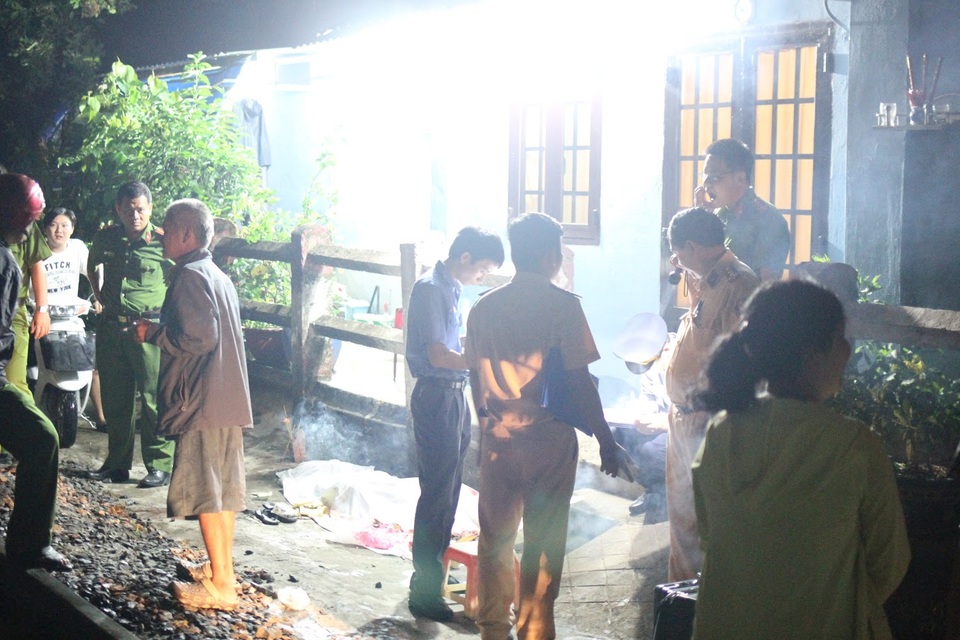 Cơ quan điều tra Công an quận Thủ Đức, Viện Kiểm sát Nhân dân quận Thủ Đức phối hợp cùng đại diện ngành đường sắt điều tra làm rõ nguyên nhân vụ tai nạn.