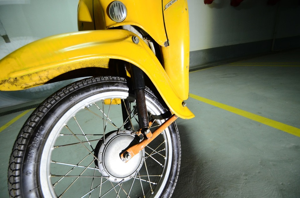 Ngắm bộ sưu tập xe cổ độc nhất Sài thành - 11
Dòng xe này sản xuất năm 1982, trọng lượng là 260 ký nên khá nặng. Simson là hãng xe nổi tiếng của Đông Đức. Thành lập năm 1856, xuất phát của Simson là nhà máy sản xuất vũ khí phục vụ chiến tranh.