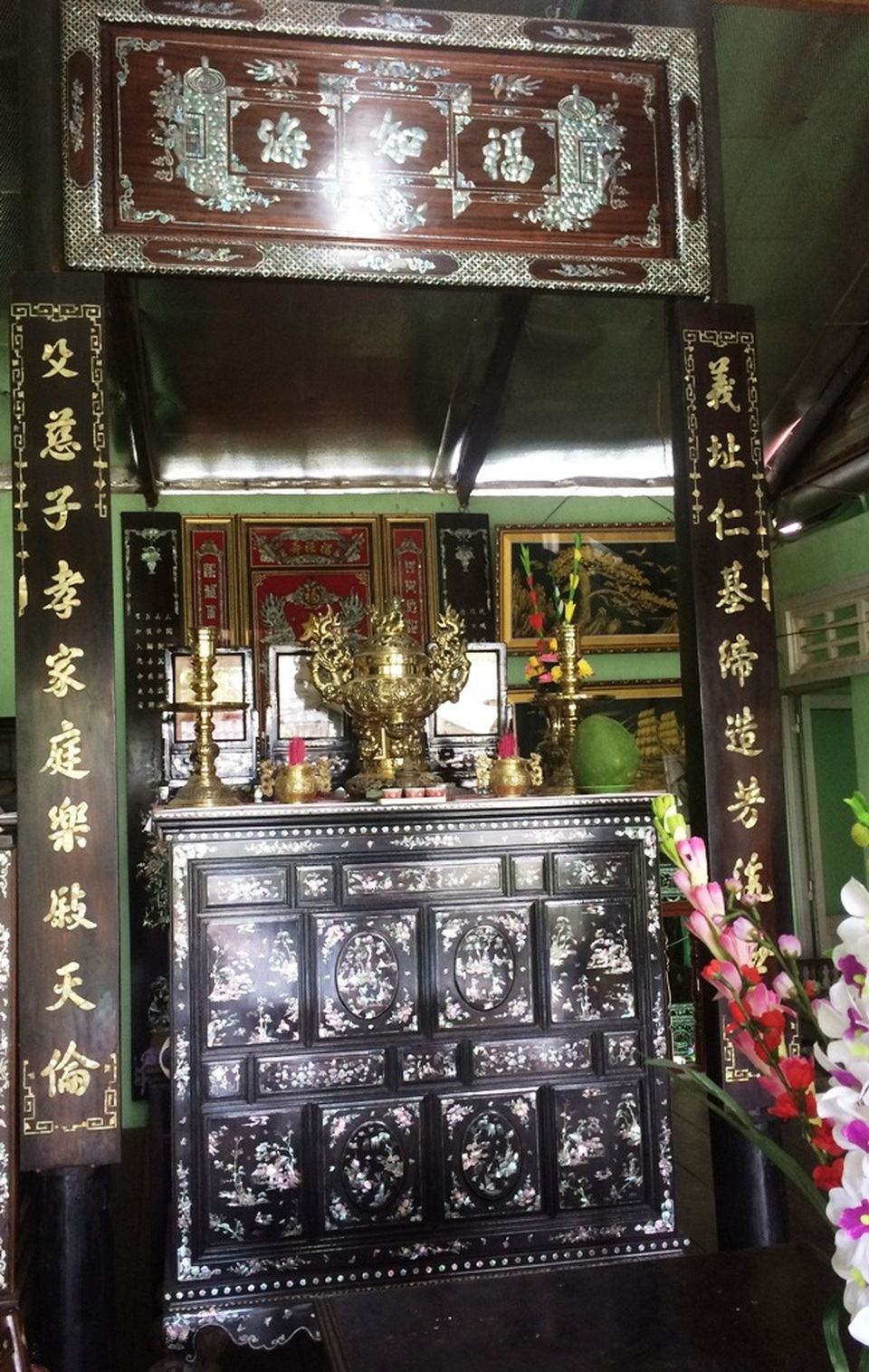 Hoa mắt với chiếc giường cổ “đẹp hơn” giường Công tử Bạc Liêu - 10
Ngoài bộ giường ngủ giá bạc tỷ, anh Tuấn còn sở hữu nhiều món đồ gỗ cổ quý khác, như tủ thờ, bàn ghế...