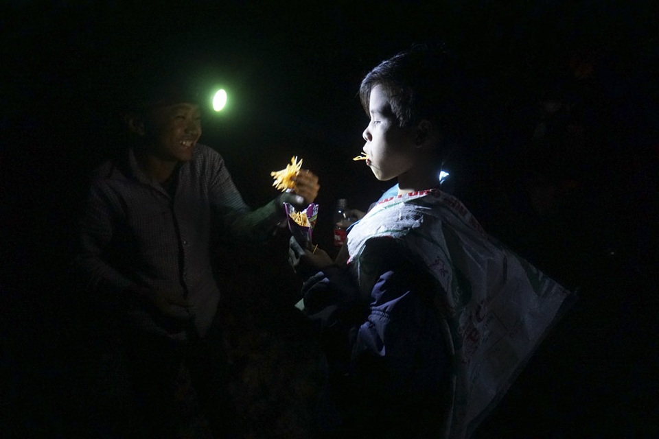 Đêm trắng ở vùng rốn quặng miền biên ải - 13 Những đứa trẻ tỏ ra rất vui vì bánh kẹo được mua từ chính công sức mồ hôi của mình.