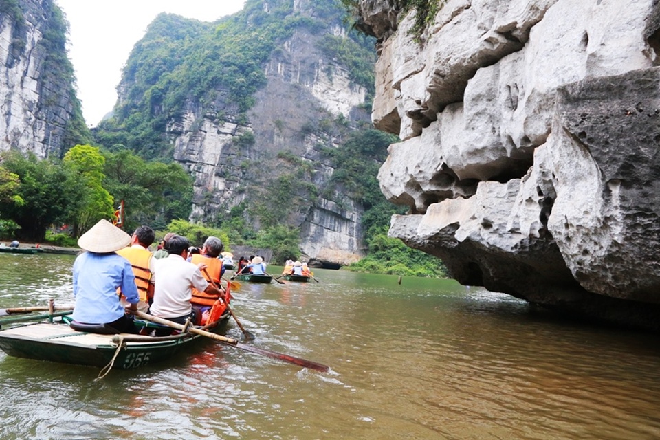 Hệ thống núi đá vôi được thiên nhiên kiến tạo vô cùng kỳ vĩ tạo nên vẻ đẹp như vịnh Hạ Long (Quảng Ninh) khiến Tràng An luôn cuốn hút du khách