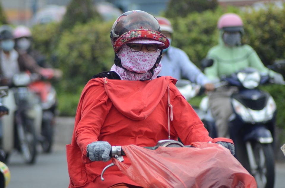 Sài Gòn nắng nóng đến nỗi… không nhận ra nhau - 7 Tăng cường thêm chiếc áo mặc ngược.