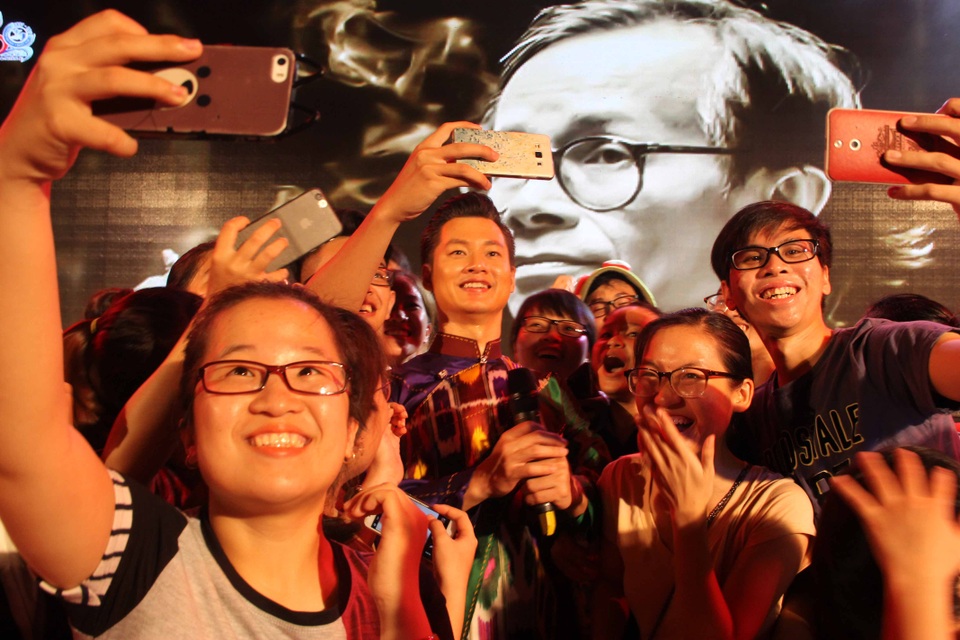 Các bạn trẻ tranh thủ check-in với những thần tượng của mình