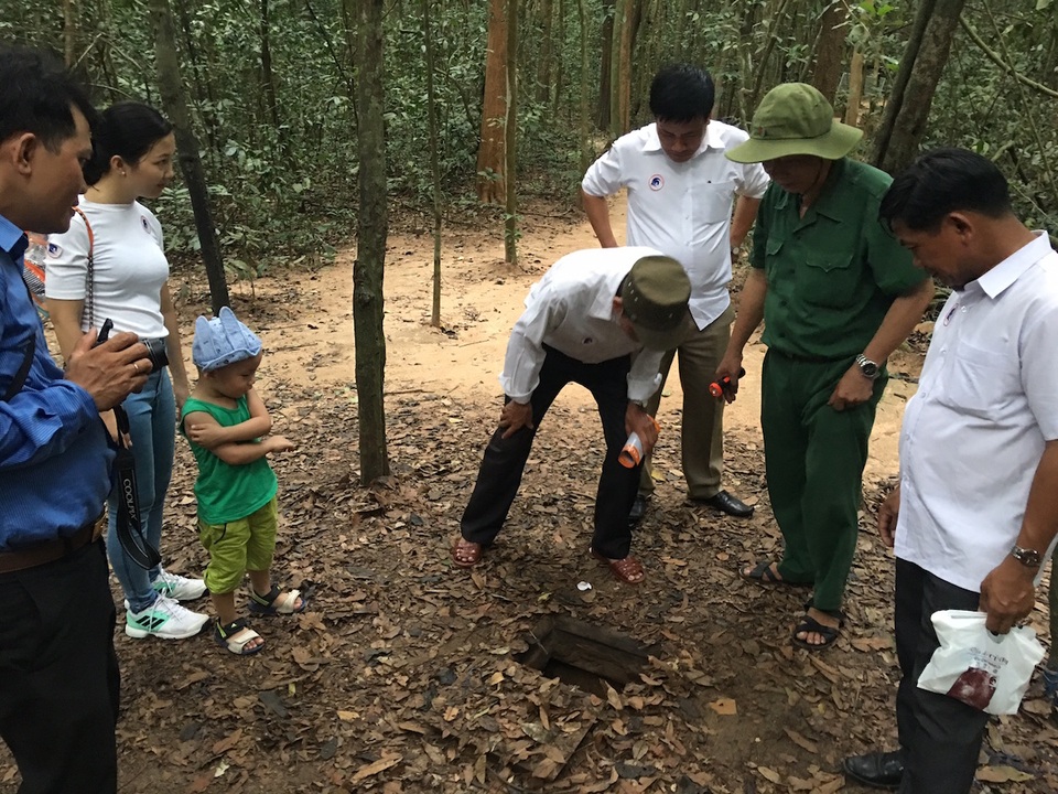 Đến địa đạo Củ Chi "trải nghiệm" cuộc chiến từ trong lòng đất! - 12 Hệ thống địa đạo chạy ngoắt ngoéo trong lòng đất, từ đường “xương sống” (đường chính) tỏa ra vô số nhánh dài ngắn, ăn thông với nhau, hoặc độc lập chấm dứt tùy theo địa hình. Chung quanh cửa hầm lên xuống được bố trí nhiều hầm chông, hố đinh, mìn trái (gọi là tử địa), có cả mìn lớn chống tăng và mâm phóng bom bi chống máy bay trực thăng đổ chụp, nhằm tiêu diệt ngăn chặn quân địch tới gần