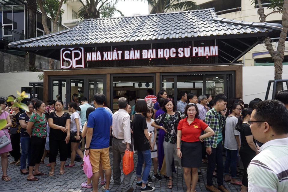 Độc đáo phố sách Hà Nội ngày khai trương - 12 Các quầy sách có thiết kế tương đồng, với xung quanh là kính có thể nhìn thấy sách bày bên trong.