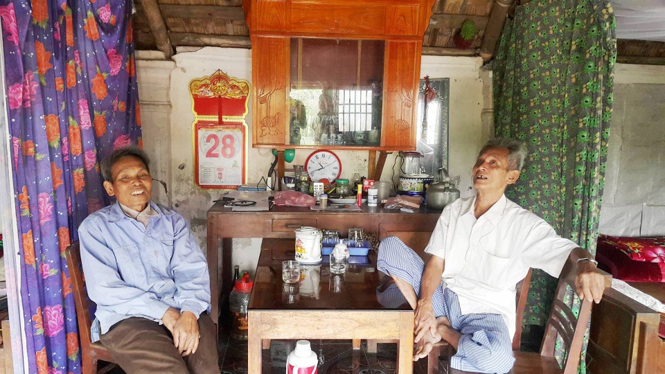 Độc đáo những ngôi nhà mái cói còn lại hiếm hoi ở Ninh Bình - 8 Ông Điển (áo xanh) cho biết thêm, căn nhà lợp bổi của gia đình ông xây dựng từ năm 1948, thông thường cứ 30 năm sẽ sửa chữa nhà, thay mái một lần. Nhà ông thay mái lần gần đây nhất vào tháng 9/2016 chi phí hết 40 triệu đồng. Mái bổi hiện đắt hơn trước vì người dân ít trồng cói, không mua được cói loại để tận dụng. So với lợp ngói, căn nhà ông Điển lợp bổi hết gấp đôi số tiền lợp ngói