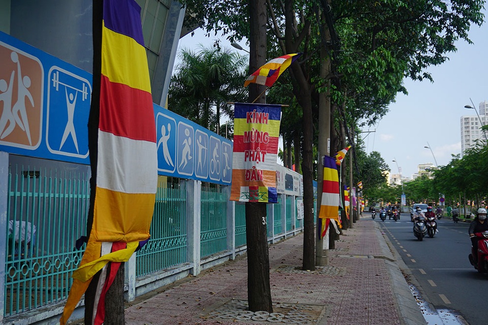 Sài Gòn rực rỡ cờ hoa đón mừng đại lễ Phật đản - 11 Sài Gòn rực rỡ cờ hoa đón mừng đại lễ Phật đản - 11