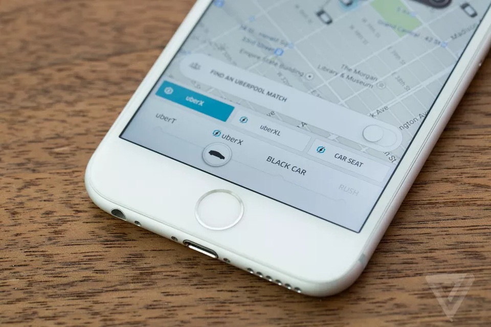 Uber từng bị đích thân CEO Apple là Tim Cook cảnh cáo vì hành động qua mặt lớp bảo vệ của họ và lấy đi thông tin người dùng.