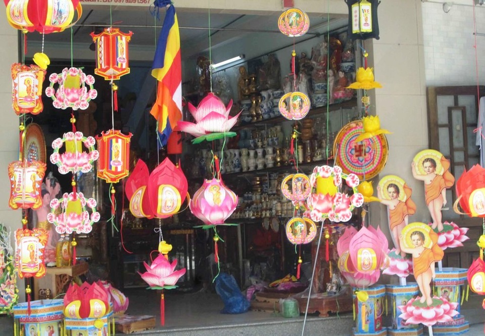 Huế rực rỡ sắc màu chào đón mùa Phật đản - 11 Nhiều loại đèn và hoa được người dân bày bán trong mùa Phật Đản