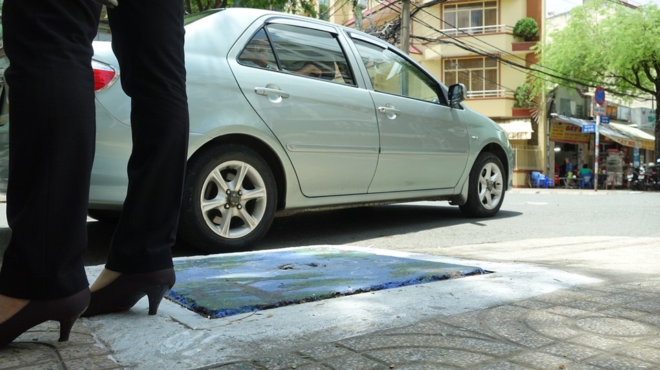 Người dân có đứng thì cũng “né né” chiếc nắp cống.