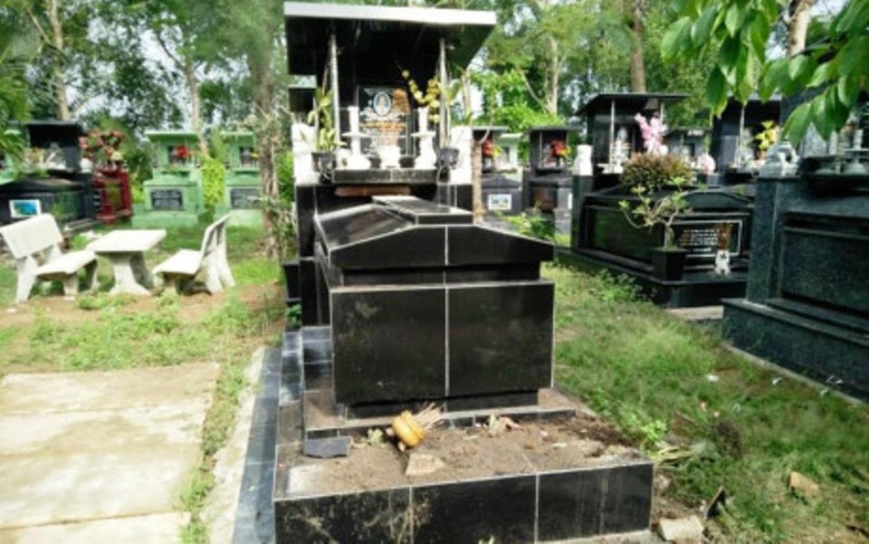 Hàng chục ngôi mộ bị đập phá: Sẽ khởi tố vụ án - 1 17 ngôi mộ chôn cất tại khu đất cạnh nghĩa trang xã Nhơn Đức, huyện Nhà Bè, TPHCM vô cớ bị kẻ lạ đập phá.