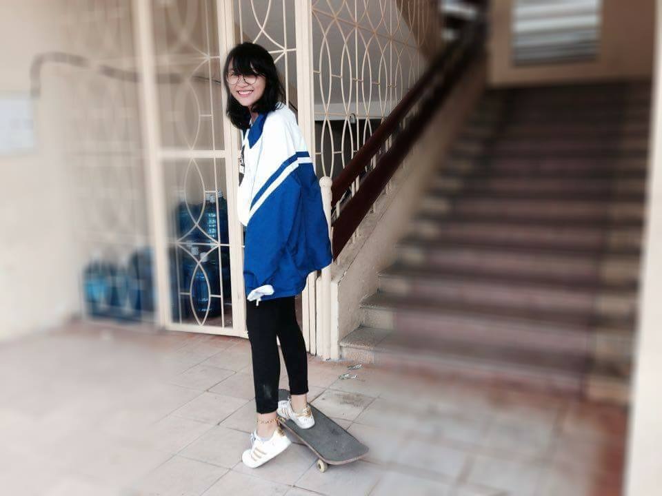 Hình ảnh "dậy thì thành công" của những cô gái tuổi teen - 11 Cô nàng “sếu” Khánh Linh với nụ cười hồn nhiên của tuổi 14, mái tóc ngắn được cắt đơn giản