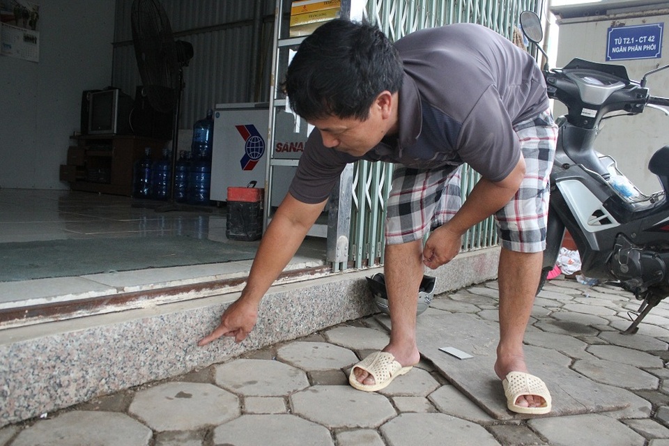 Hy hữu ở Hà Nội: Nước ngập cả tuần, người dân... chăn vịt giữa phố - 9 Nhiều người dân cho biết, dù không phải nằm ở điểm ngập nặng nhất song có thời điểm mực nước vẫn ngấp nghé tràn vào cửa nhà.