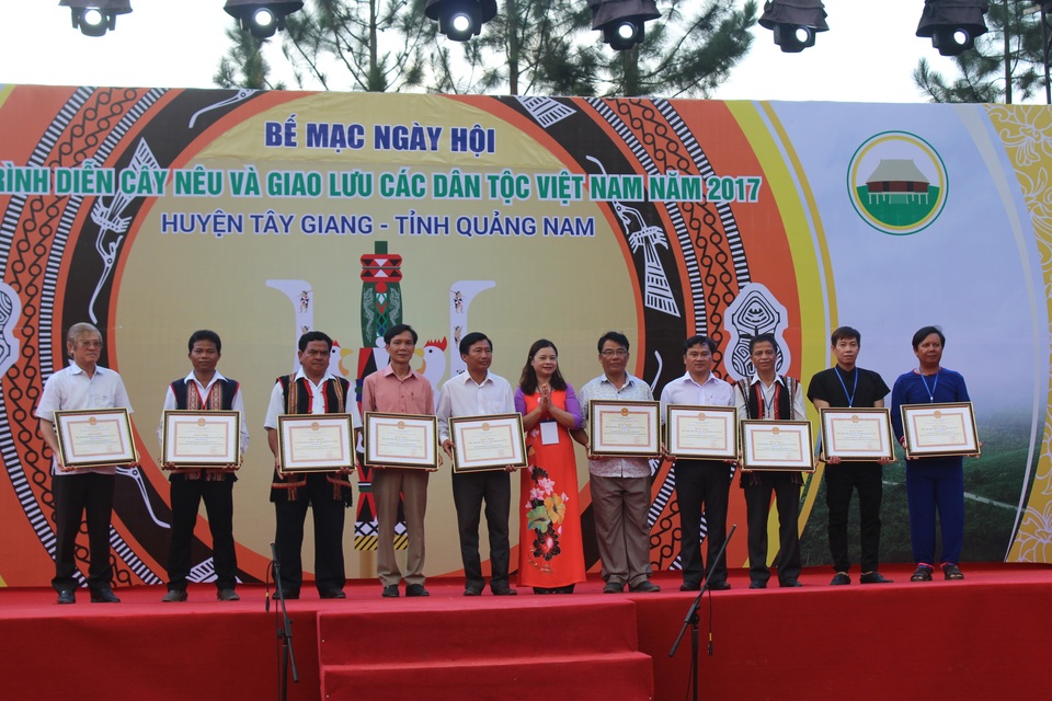 Độc đáo những trò chơi dân gian các dân tộc Việt Nam - 11 Bế mạc ngày hội trình diễn cây nêu và giao lưu văn hóa các dân tộc thiểu số Việt Nam lần thứ nhất năm 2017, khen thưởng cho các đội đạt giải