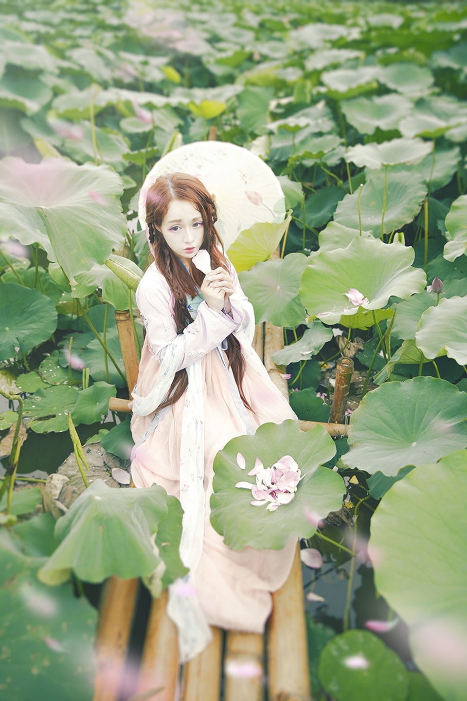 Gặp lại "công chúa cosplay" trong bộ ảnh sen lãng mạn - 11 Gặp lại "công chúa cosplay" trong bộ ảnh sen lãng mạn - 11