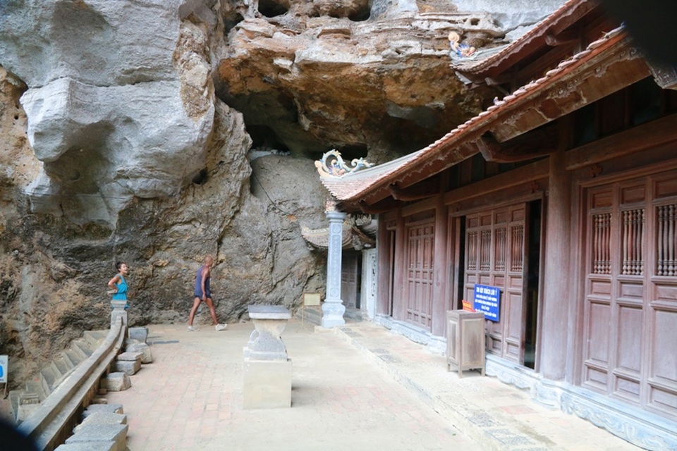 Đây là một ngôi chùa rất độc đáo, ít nơi có được bởi một nửa gắn vào hang động, một nửa lộ thiên. Bên trong chùa các tượng Phật được bài trí rất uy nghiêm.