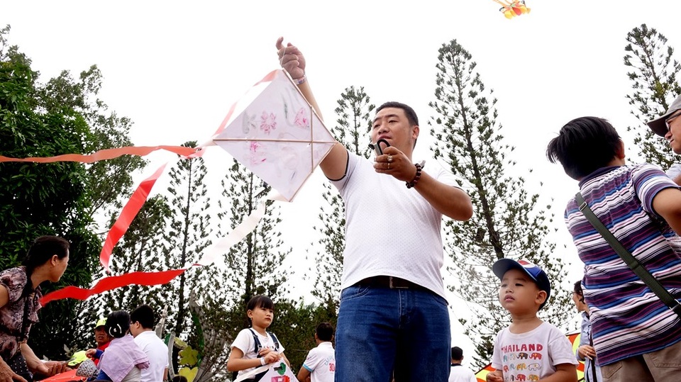 Bất ngờ với những ước mơ các bé gửi vào cánh diều - 11 Khi trưởng thành, hình ảnh này sẽ là một ký ức đẹp khi cha đã từng nâng đỡ cánh diều cho con.