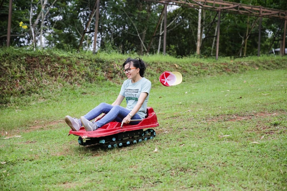 Trải nghiệm độc lạ "thành phố rừng" Madagui - 8
Sau trò đu dây, du khách được trải nghiệm trò trượt cỏ.