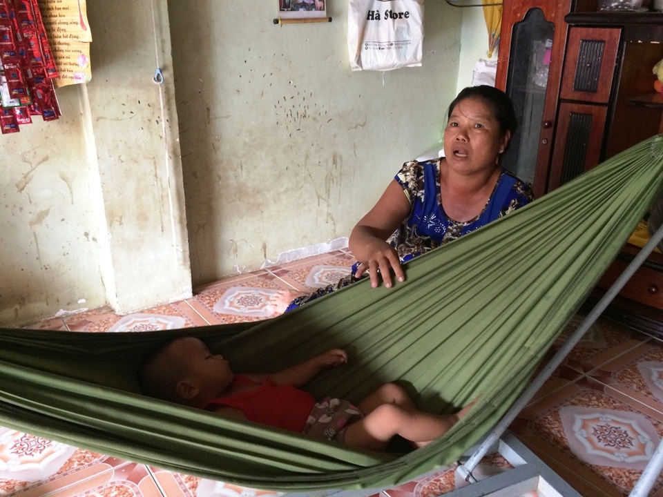 Nhà trong khu vực sạt lở nguy hiểm, 15 hộ dân vẫn “liều mình” vào ở - 1 Bà Triệu Thị Hà và 14 hộ dân khác đồng ý viết cam kết để về nhà cũ ở sau hơn 2 tháng sống tạm nhà người quen...