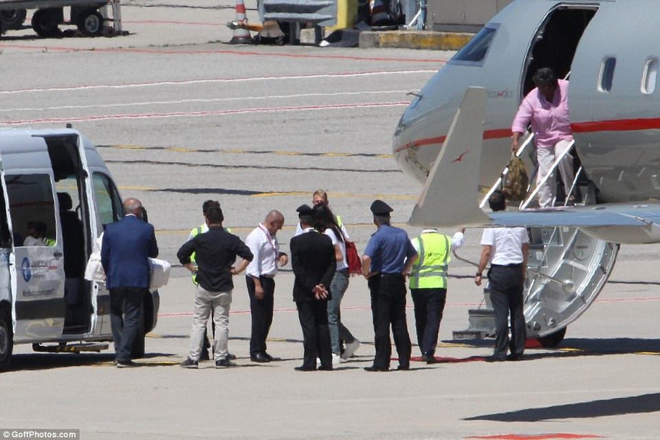 Người phụ nữ xách chiếc balô chính là người trông trẻ của gia đình. Mẹ vợ của George Clooney khi chia sẻ với phóng viên cũng đã rất tự hào nói rằng cặp song sinh mới chào đời là “những đứa trẻ xinh xắn vô cùng”. Trước khi trở thành cha ở tuổi 56, đã có nhiều năm, George Clooney được xem là “gã độc thân đào hoa” của Hollywood.