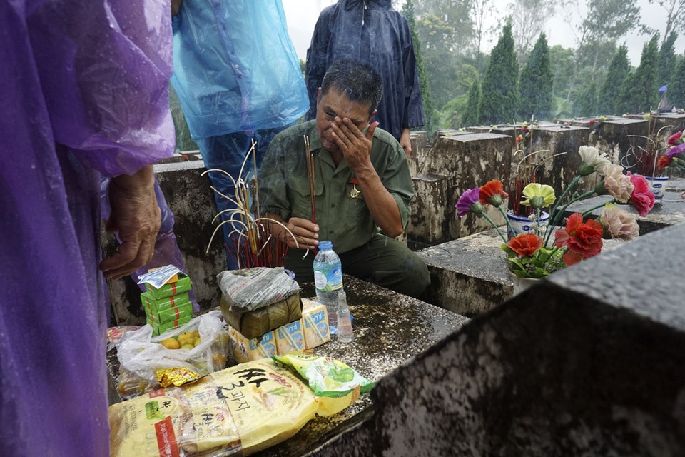 Trở về bên đồng đội yên nghỉ nơi chiến trường biên giới Vị Xuyên - 11 Những giọt nước mắt tưởng nhớ đồng đội tại nghĩa trang Vị Xuyên.