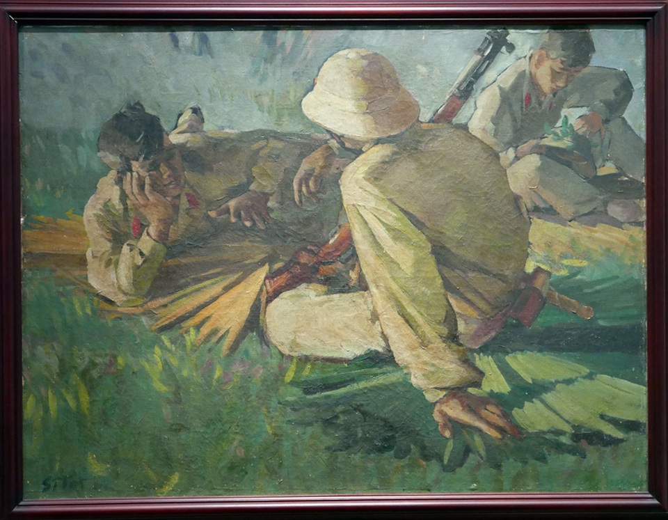 “Những năm tháng không quên” qua tranh của họa sĩ thời chiến - 11
Bên cạnh những khoảnh khắc bom đạn, nhiều tác phẩm thể hiện những khoảng lặng sau cuộc chiến, điển hình như tác phẩm sơn dâu Trên bãi tập của hoạ sĩ Nguyễn Sỹ Tốt.