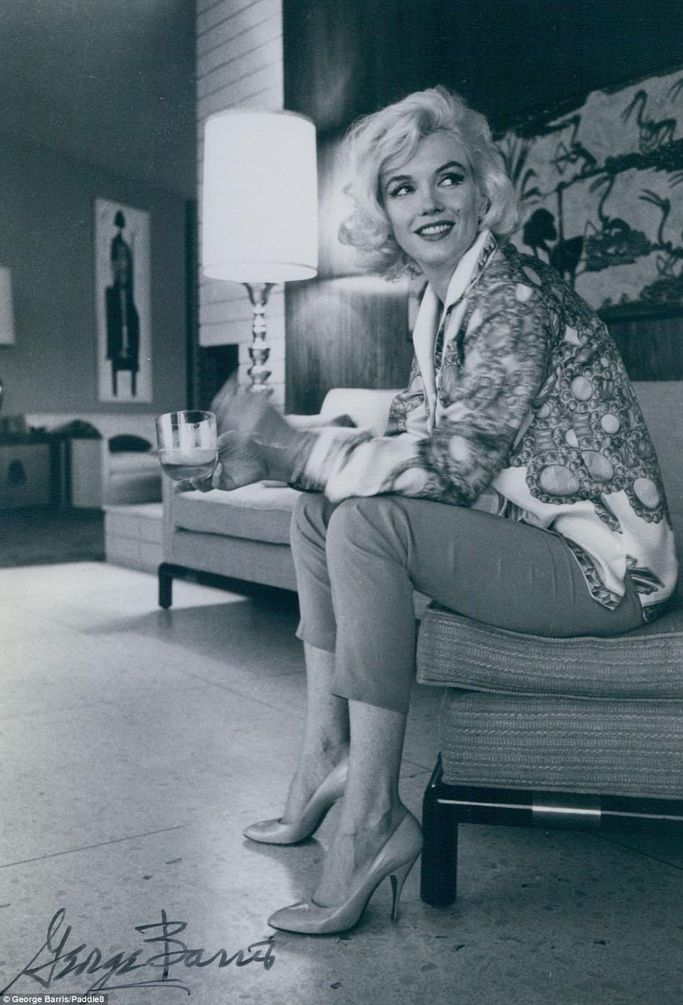 Bộ ảnh được chụp hồi tháng 6/1962 bởi nhiếp ảnh gia George Barris, chỉ vài tuần sau, Marilyn Monroe đột ngột qua đời.