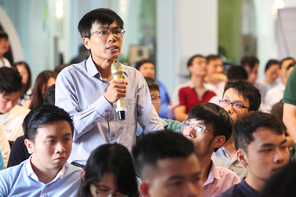 Startup sẽ là nhân tố giúp Việt Nam đột phá - 2
Đại diện của trường ĐH Bách Khoa tóm tắt những thay đổi trong đào tạo đối với sinh viên khoa CNTT, nhằm hướng các em đến gần hơn với cuộc Cách mạng Công nghiệp 4.0 (Ảnh: Hữu Nghị)