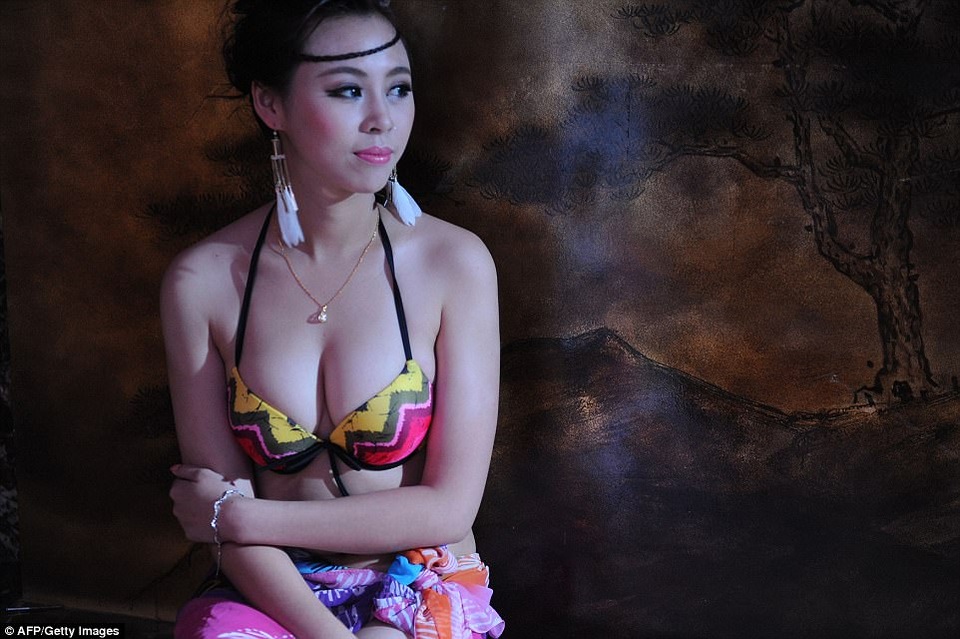 Ước mơ “giản dị” của Hoa khôi Người mẫu Vòng 1 - 6 Đối với một quốc gia có nền văn hóa Á Đông như Trung Quốc, cuộc thi không khỏi tạo nên những “rình rang” trong dư luận.