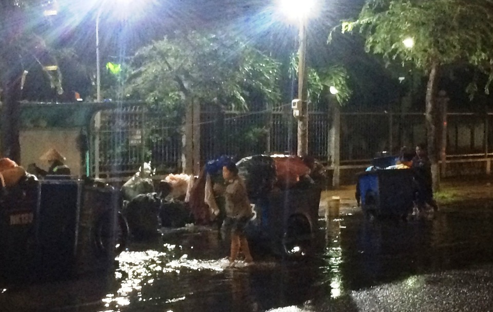 Khoảng 20 giờ nước bắt đầu rút dần, đường phố Cần Thơ trở nên thông thoáng, khô ráo trở lại