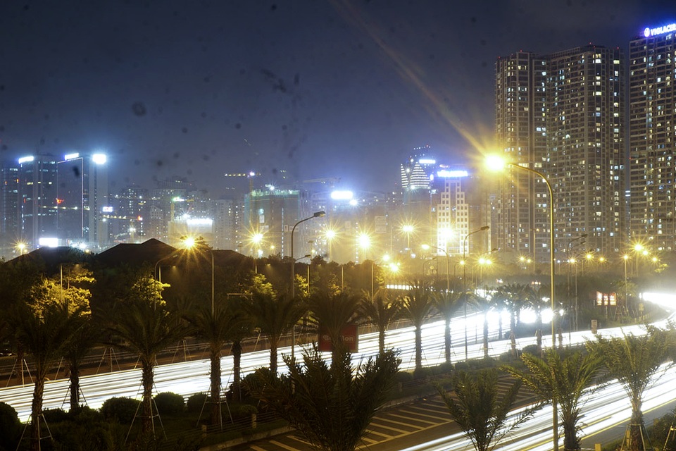 Hà Nội lung linh về đêm - 12
Những tào nhà san sát lung linh ở khu vực quanh trục đường Trần Duy Hưng.